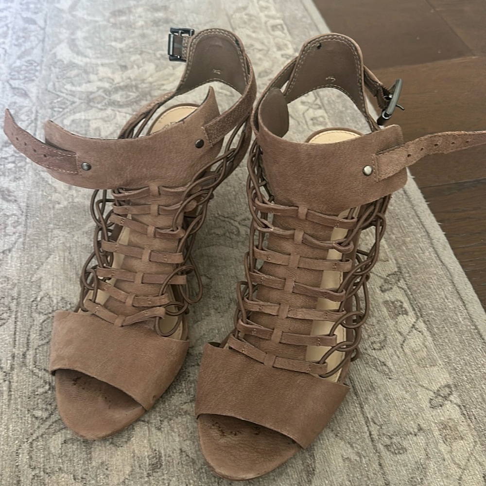 Vince camuto sandals 9w/39